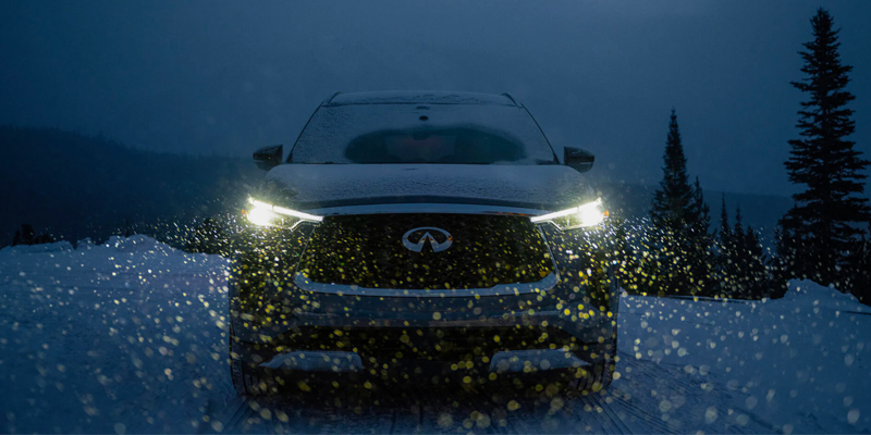 INFINITI XQ60, driving through the snow