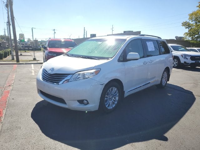 2015 Toyota Sienna XLE 8 Passenger